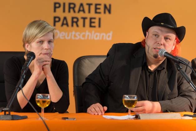 Pressekonferenz der Piratenpartei in Berlin mit Vorstellung ihrer Forderungen für die Drogenpolitik. v.l.n.r.: Anita Moellering, Bruno Kramm, Berlin Deutschland, Germany