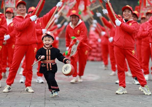 News Themen der Woche KW04 News Bilder des Tages (250122) -- BEIJING, Jan. 22, 2025 -- A child is pictured during a local folk show at Lantian Yao Township, Lingchuan County, south China s Guangxi Zhuang Autonomous Region, Jan. 22, 2025. As the 2025 Chinese New Year will fall on Jan. 29, excitement is palpable everywhere in China. The Chinese people immerse themselves in traditional customs and partake in the festivities. The Chinese New Year, or the Spring Festival, falls on next Wednesday, marking the beginning of the Year of the Snake. (Photo by Xinhua) CHINA-SPRING FESTIVAL-CELEBRATION (CN) LiuxJiaoqing 