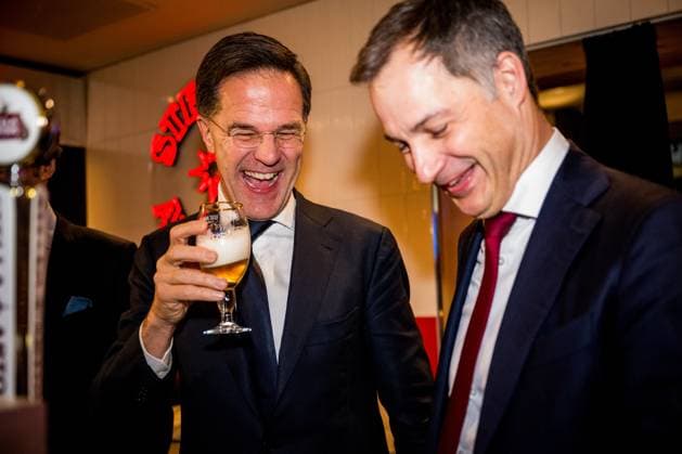 News Themen der Woche KW04 News Bilder des Tages NATO Secretary General Mark Rutte and Outgoing Prime Minister Alexander De Croo drinking beer together the 2025 World Economic Forum Annual Meeting in Davos, Switzerland, Wednesday 22 January 2025. The yearly meeting takes place from 20 to 24 January, with heads of governments and economic leaders.  JASPERxJACOBS 110927458