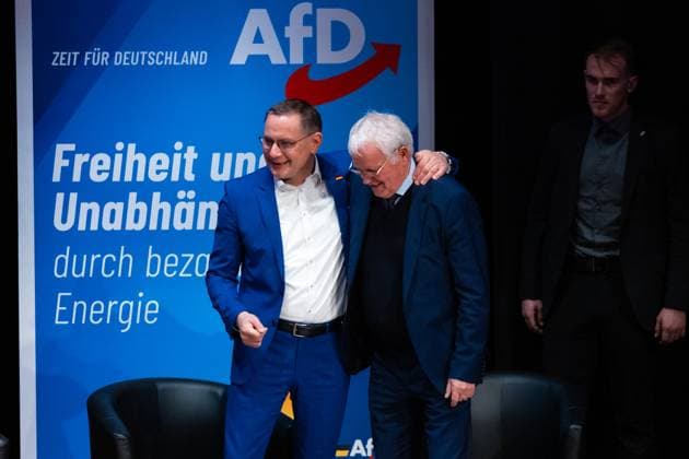 News Themen der Woche KW04 News Bilder des Tages Leonberg, Baden-Württemberg, Germany - January 22, 2025: Election campaign event for the 2025 Bundestag election of the AfD Alternative for Germany party in Leonberg, Baden-Württemberg. Tino Chrupalla hugs Emil Sänze *** Wahlkampf Veranstaltung für die Bundestagswahl 2025 der Partei AfD Alternative für Deutschland in Leonberg, Baden-Württemberg. Tino Chrupalla umarmt Emil Sänze