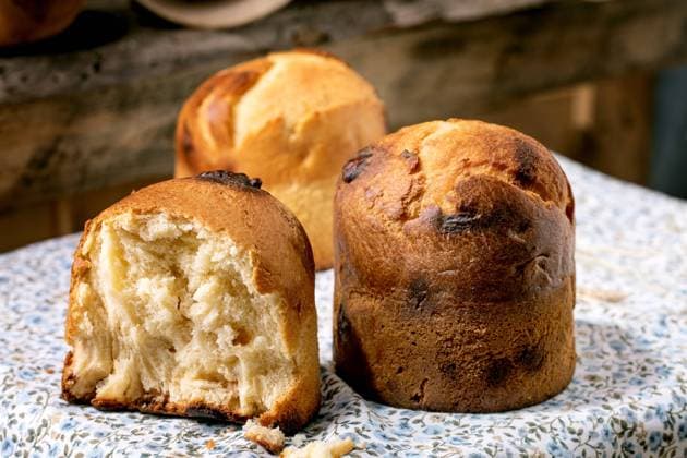 Hausgemachtes traditionelles italienisches Brioche-Weizenbrot ganz und halb Homemade traditional italian brioche wheat bread with cheese inside, whole and half. Standing on kitchen table with rustic floral tablecloth. Close up Copyright: xZoonar.com NATASHAxBREENx 22664237