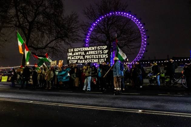 News Themen der Woche KW04 News Bilder des Tages Großbritannien, Pro-palästinensische Proteste in London Protest outside Scotland Yard Police Station Pro-Palestine activists held a protest outside Scotland Yard after the mass arrests on Saturday., Credit:Zak Irfan Avalon  Copyright: xZakxIrfanx xAvalonx 0956620893