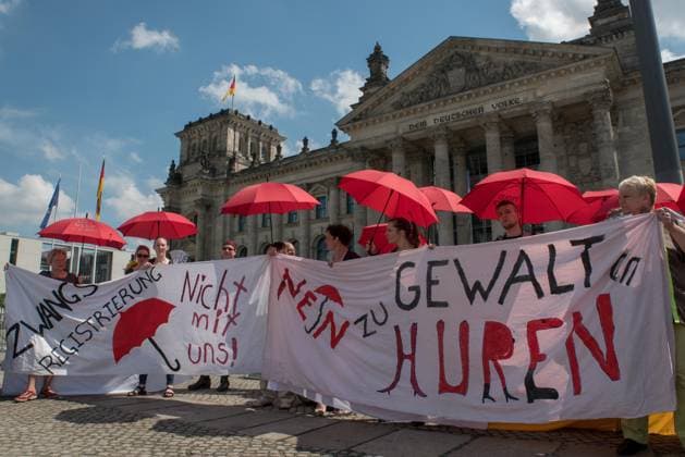 Internationalen Hurentag: Sexworker Protest gegen das Prostituiertenschutzgesetz , ProstSchG zur 1. Lesung im Bundestag in Berlin mit ein Menschenkette: Mein Koerper, Mein Bettlaken, Mein Arbeitsplatz . Berlin Deutschland, Germany *** International Whores day Sexworker Protest against the Prostituiertenschutzgesetz , ProstSchG to 1 Reading at Bundestag in Berlin with a Human chain My Body, My Bed sheets, My Workplace Berlin Germany, Germany