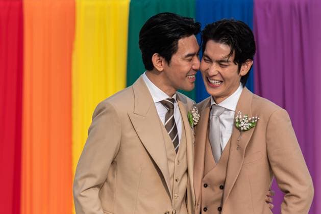 Bilder des Jahres 2025, News 01 Januar News Themen der Woche KW04 January 23, 2025, Bangkok, Thailand: Thai LGBT couple, Thai actors, Apiwat Apiwatsayree (L) and Sappanyoo Panatkool (R) seen pose for a photo after registering their same-sex marriage at the Phra Nakhon district office in Bangkok. Thailand is the first Southeast Asia country and the third Asian nation after Nepal and Taiwan to legalize same-sex marriage. Bangkok Thailand - ZUMAs197 20250123_aaa_s197_007 Copyright: xPeeraponxBoonyakiatx