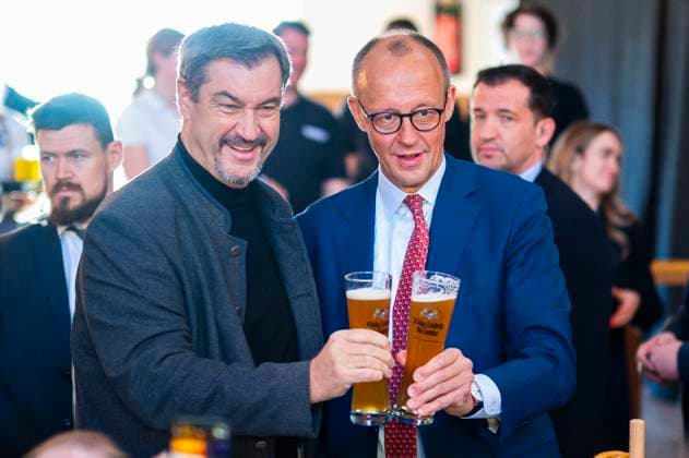 19.01.2025 - Kanzlerkandidat und Bundesvorsitzender der CDU Friedrich Merz trinkt beim Weißwurst-Frühstück in seinem Wahlkreis in Brilon in der St. Hubertus Schützenhalle mit Bayerns Ministerpräsident Markus Söder Weißbier. , Brilon Nordrhein-Westfalen Deutschland St. Hubertus Schützenhalle *** 19 01 2025 Chancellor candidate and federal chairman of the CDU Friedrich Merz drinks wheat beer with Bavarias Prime Minister Markus Söder at the Weißwurst breakfast in his constituency in Brilon in the St Hubertus Schützenhalle , Brilon North Rhine-Westphalia Germany St Hubertus Schützenhalle