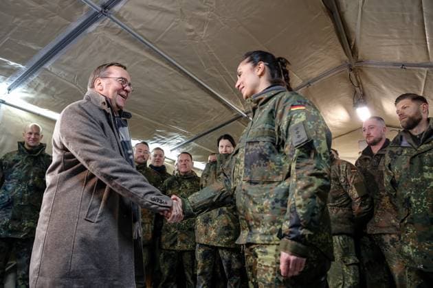 News Themen der Woche KW04 German Minister Of Defence Meets German Soldiers Stationed In Poland German Minister of Defence Boris Pistorius meets German servicemen during his visit to the German compound of military training ground German Patriot defence systems are placed in Jasionka near Rzeszow, Poland, on January 23, 2025. Boris Pistorius arrived in Poland to meet German military servicemen who serve on NATO s Eastern Flank in Poland. Two Ministers will also discuss an issue of European investments in defence in the face of the Russian threat. Rzeszow podkarpackie Poland  Copyright: xDominikaxZarzyckax originalFilename: zarzycka-germanmi250123_npYKG.jpg