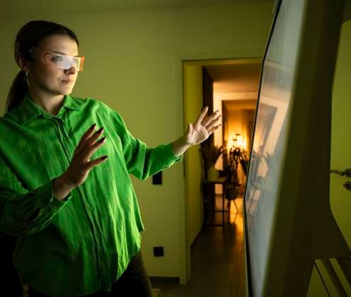 Woman with smart glasses and gesturing near device screen at home model released, Symbolfoto property released, UUF33889