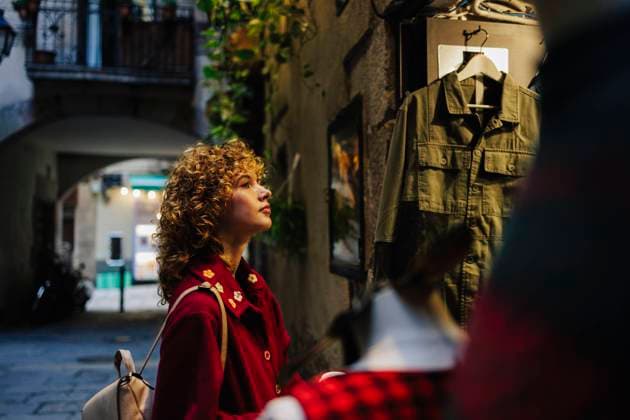 Curly haired woman shopping at clothing store model released, Symbolfoto, ASGF05945