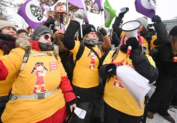 News Bilder des Tages January 23, 2025, Montreal, Pq, Canada: Daycare workers take part in a demonstration on the first day of a strike in Montreal, Thursday, January 23, 2025. Montreal Canada  - ZUMAc35_ 20250123_zaf_c35_005 Copyright: xGrahamxHughesx