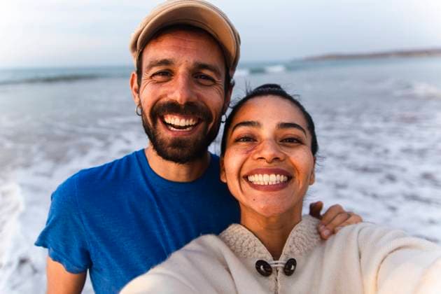 Smiling couple taking selfie at beach model released, Symbolfoto, PCLF01650