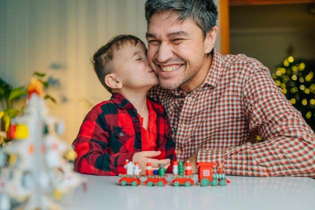 Cute boy kissing father on cheek at home model released, Symbolfoto property released, ANAF04421