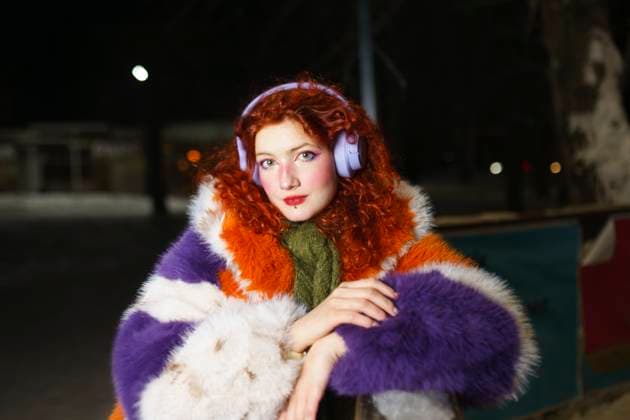 Beautiful woman wearing headphone at street model released, Symbolfoto, VCF00579