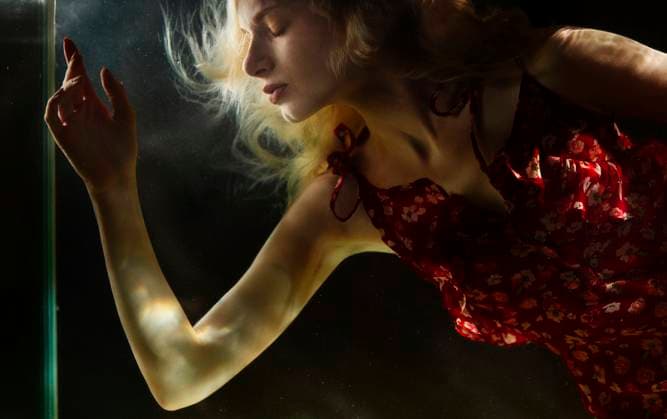 Blond woman with eye closed under water model released, Symbolfoto, AZF00620