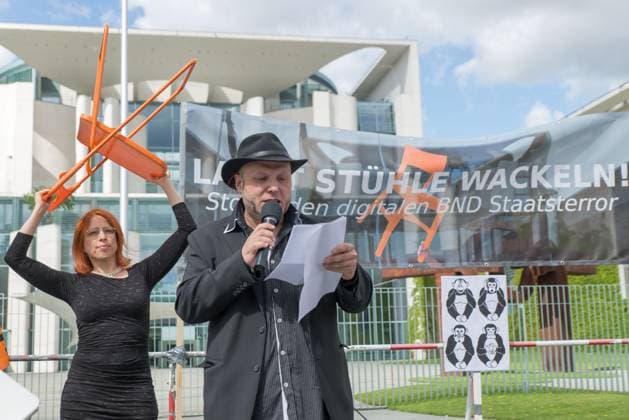 Bruno Kramm, Vorsitzender der Piratenpartei Berlin ruft zu einer Kundgebung vor dem Kanzleramt in Berlin Lasst Stuehle wackeln am Kanzleramt als Protest gegen der Zusammenarbeit im weltweiten Datenspionage von BND und NSA . Berlin Deutschland, Germany