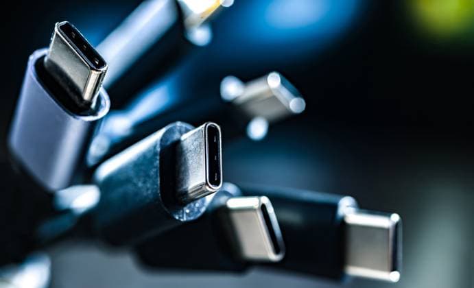 Eine Reihe von USB-Typ-C-Steckern Eine Reihe von USB-Typ-C-Steckern Copyright: xZoonar.com monticellox 22668312