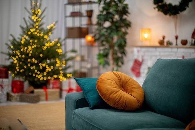 Ein gemütliches Wohnzimmer mit einem schönen Weihnachtsbaum und festlicher Dekoration Ein gemütliches Wohnzimmer mit einem schönen Weihnachtsbaum und festlicher Dekoration ,model released, Symbolfoto Copyright: xZoonar.com DanielxDrobikx 22669445 ,model released, Symbolfoto ,property released