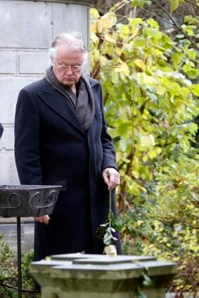 Dimiter Gotscheff, Beerdigung des verstorbenen Theaterregisseur auf dem Dorotheenstaedtischen Friedhof in Berlin, Intendant Frank Castorf am Grab, Berlin Deutschland, Germany *** Dimiter Gotscheff, Funeral of Deceased Theatre director at the Dorothean city tables Cemetery in Berlin, Director-General Frank Castorf on Grave, Berlin Germany, Germany