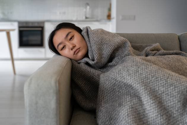 IMAGO Creative, Gesellschaft, Leisure Sickness Ungesunde, traurige, asiatische Frau, die sich kalt fühlt und mit Plaid bedeckt auf dem Sofa liegt und Depressionen durchmacht Ungesunde, traurige, asiatische Frau, die sich kalt fühlt und mit Plaid bedeckt auf dem Sofa liegt und Depressionen durchmacht ,model released, Symbolfoto Copyright: xZoonar.com DmitriixMarchenkox 22673562 ,model released, Symbolfoto ,property released