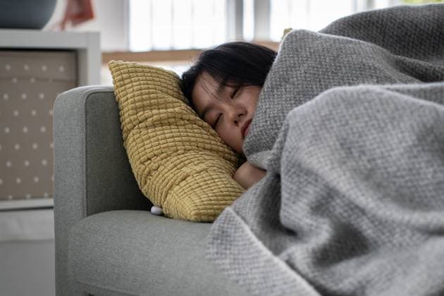 Kranke asiatische Frau, die zu Hause auf dem Sofa unter einer Decke schläft und sich von einer Grippe erholt Kranke asiatische Frau, die zu Hause auf dem Sofa unter einer Decke schläft und sich von einer Grippe erholt ,model released, Symbolfoto Copyright: xZoonar.com DmitriixMarchenkox 22673752 ,model released, Symbolfoto ,property released