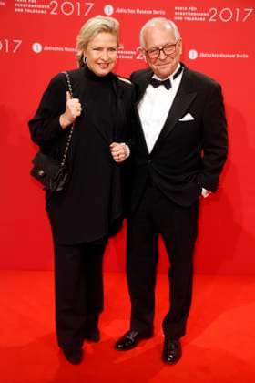 Wolfgang Ischinger, und Ehefrau beim Preis fuer Verstaendigung und Toleranz 2017, im juedischen Museum in Berlin, Roter Teppich, Berlin Deutschland, Germany *** Wolfgang Ischinger, and Wife at Price for Understanding and Tolerance 2017, at Jewish Museum in Berlin, Red Carpet, Berlin Germany, Germany