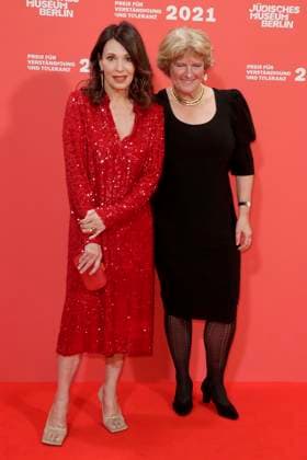 Iris Berben, Laudatorin, Monika Gruetters, beim Preis fuer Verstaendigung und Toleranz 2021 in Berlin, Juedisches Museum, Berlin Deutschland, Germany