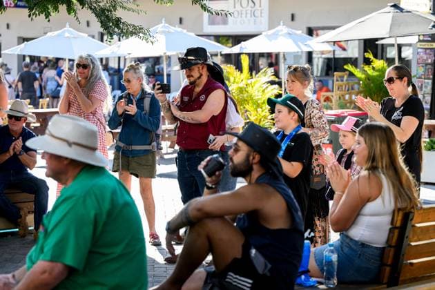 TAMWORTH COUNTRY MUSIC FESTIVAL, Festival goers applaud buskers Simply West during the 53rd Tamworth Country Music Festival in Tamworth, NSW, Friday, January 24, 2025. ( NO ARCHIVING, EDITORIAL USE ONLY, NO USE IN BOOKS WITHOUT CONSENT TAMWORTH NEW SOUTH WALES AUSTRALIA  Copyright: xBIANCAxDExMARCHIx 20250124129082370420