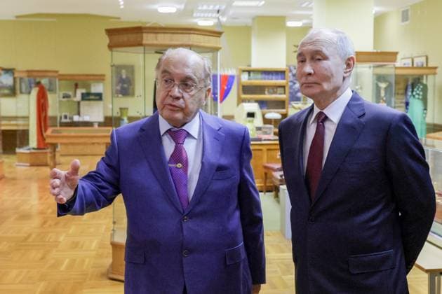 Russland, Wladimir Putin besucht Museum der Geschichte der Lomonossow-UniversitÃ¤t Moskau RUSSIA - JANUARY 24, 2025: Rector Viktor Sadovnichy accompanies Russia s President Vladimir Putin on a visit to the Museum of the History of Lomonosov Moscow State University. Gavriil Grigorov Russian Presidential Press and Information Office TASS  77711168