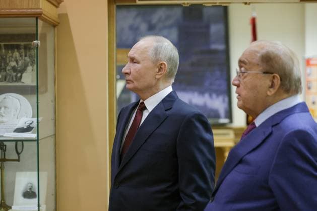 Russland, Wladimir Putin besucht Museum der Geschichte der Lomonossow-UniversitÃ¤t Moskau RUSSIA - JANUARY 24, 2025: Rector Viktor Sadovnichy accompanies Russia s President Vladimir Putin on a visit to the Museum of the History of Lomonosov Moscow State University. Gavriil Grigorov Russian Presidential Press and Information Office TASS  77711170