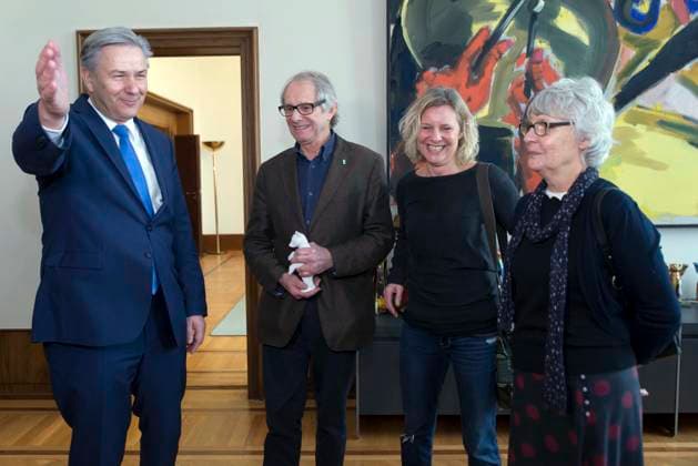 Klaus Wowereit empfaengt Regisseur Ken Loach, preistraeger Berlinale Ehrenbaer 2014, und seine Frau Lesley Ashton und Tochter Emma Loach im Roten Rathaus in Berlin, Eintrag ins Gaestebuch der Stadt, Berlin Deutschland, Germany *** Klaus Wowereit Received Director Ken Loach, Preistraeger Berlinale Ehrenbaer 2014, and its Woman Lesley Ashton and Subsidiary Emma Loach at Red City Hall in Berlin, Entry ins Guestbook the City, Berlin Germany, Germany