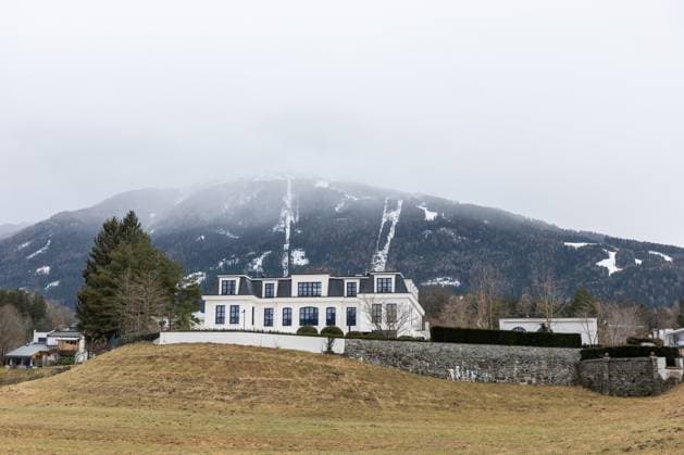 Innsbruck 23.01.2025, Innsbruck, AUT, Festnahme von Rene Benko, Die Wirtschafts- und Korruptionsstaatsanwaltschaft (WKStA) hat die Festnahme des Signa-Gründers angeordnet, im Bild Die Villa von RenÃ Benko im Innsbrucker Stadtteil Igls Die Villa von RenÃ Benko im Innsbrucker Stadtteil Igls after the arrest of Rene Benko. The Corruption Prosecutor™s Office (WKStA) has ordered the arrest of the Signa founder. Innsbruck, Austria on 2025 01 23. Expa *** Innsbruck 23 01 2025, Innsbruck, AUT, Arrest of Rene Benko, The Corruption Prosecutor™s Office WKStA has ordered the arrest of the Signa founder, pictured The villa of RenÃ Benko in the Innsbruck district of Igls The villa of RenÃ Benko in the Innsbruck district of Igls after the arre  EP_gro
