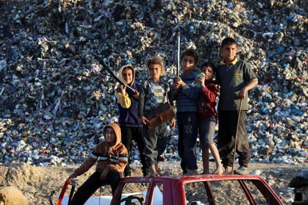 News Themen der Woche KW04 News Bilder des Tages Palestinians children, who fled from the Israeli army s attacks and took refuge in Nusairat Palestinians children, who fled from the Israeli army s attacks and took refuge in Nusairat, are seen front of the garbage dumps due to Israeli embargo imposed on the region in Nusairat, Gaza on January 24, 2025. Photo by Naaman Omar apaimages Al-Zawayda Gaza Strip Palestinian Territory 240125_Nusairat_NAA_00(20) Copyright: xapaimagesxNaamanxOmarxx xapaimagesx