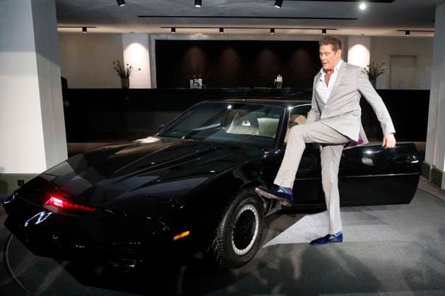 David Hasselhoff, Saenger, posiert im Friedrichstadtpalast in Berlin vor dem PKW KITT, einem Pontiac Firebird Knight Rider Trans AM, vor dem Start seiner Deutschland-Tour, Konzert in Berlin, Berlin Deutschland, Germany *** David Hasselhoff, Saenger, poses at Friedrichstadtpalast in Berlin before the Car KITT, a Pontiac FIREBIRD Knight Rider Trans AM, before the Start its Germany Tour, Concert in Berlin, Berlin Germany, Germany