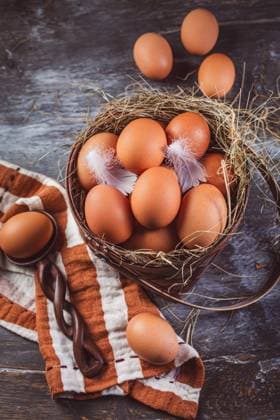 IMAGO Creative, Ostern, Bräuche, Osterbrunch Braune Bio-Eier in einem Korb auf dem Küchentisch Organic brown eggs in a basket on kitchen table Copyright: xZoonar.com IngridxBalabanovax 22684499