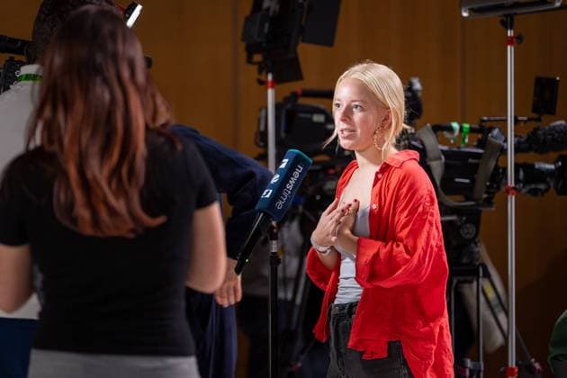 16.11.2024, Jette Nietzard (Grüne) Die Vorsitzende der Jugendorganisation der Grünen während eines Interviews am Rande der Bundesdelegiertenkonferenz in Wiesbaden. Wiesbaden Hessen Deutschland *** 16 11 2024, Jette Nietzard Grüne The chairwoman of the Green Partys youth organization during an interview on the fringes of the federal delegates conference in Wiesbaden Wiesbaden Hesse Germany