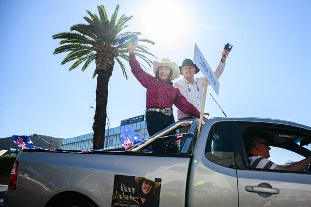 TAMWORTH COUNTRY MUSIC FESTIVAL, Country musician Diane Lindsay (left) takes part in the artist parade down during the 53rd Tamworth Country Music Festival in Tamworth, NSW, Saturday, January 25, 2025. ( NO ARCHIVING, EDITORIAL USE ONLY, NO USE IN BOOKS WITHOUT CONSENT TAMWORTH NEW SOUTH WALES AUSTRALIA  Copyright: xBIANCAxDExMARCHIx 20250125171680156962