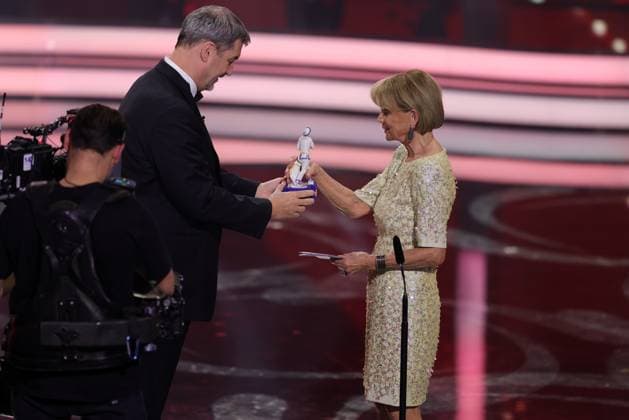 Bayerischer Filmpreis 2024 Bayerischer Ministerpräsident Dr. Markus Söder übergibt Uschi Glas den Ehrenpreis. Verleihung des 45. Bayerischen Filmpreises 2023 am 24.01.2025 im Prinzregententheater in München. Bayern, Deutschland.