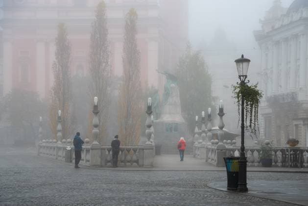 Menschen zu Fuß auf einer nebligen Brücke im Stadtzentrum von Ljubljana Menschen zu Fuß auf einer nebligen Brücke im Stadtzentrum von Ljubljana Copyright: xZoonar.com MichalakisxPpalisx 22672943
