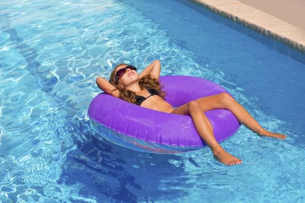 Bikini Kinder Mädchen mit Sonnenbrille entspannt auf lila aufblasbaren Pool Ring Bikini children girl with sunglasses relaxed on purple inflatable pool ring Copyright: imageBROKER LUNAMARINA ibxtbb12098961.jpg ,model released, Symbolfoto ,property released