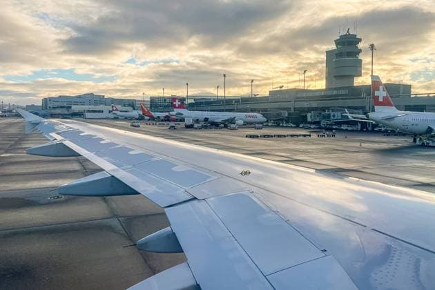 Flugzeugflügel mit Flughafen-Tower, Symbolbild für Flughafen, Flugzeug, Flugzeugflügel, Landeanflug, Flughafen-Tower, Swiss Airlines, Flugverkehr, Flughafenbetrieb, Wolken, Flughafenansicht, Passagierflugzeug, Flughafeninfrastruktur, Flugzeuglandung, Flugzeugflughafen, Passagierflugzeug, Fluggesellschaft, Luftfahrt, Reise, Flugverkehr, Flughafen, Airline, Passagiere, Reisen, Urlaub, Airline, Fliegen, Geschäftsflüge, Flugverkehr, Verbindung, international Copyright: xGrantxHubbsx
