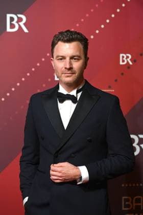 Friedrich Muecke( Schauspieler), Einzelbild,angeschnittenes Einzelmotiv,Halbfigur,halbe Figur, Roter Teppich,Red Carpet,Bayerischer Filmpreis 2024 am 24.01.2025 im Prinzregententheater in Muenchen.
