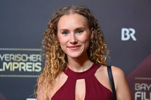 Pauline Angert (Schauspelerin), Einzelbild,angeschnittenes Einzelmotiv,Portraet,Portrait,Porträt. Roter Teppich,Red Carpet,Bayerischer Filmpreis 2024 am 24.01.2025 im Prinzregententheater in Muenchen.