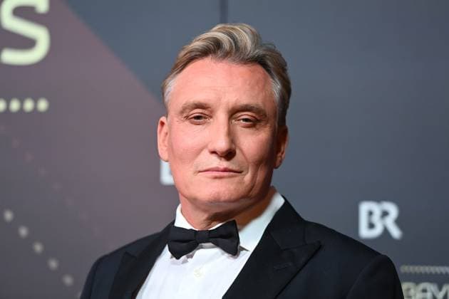 Oliver Masucci (Schauspieler), Einzelbild,angeschnittenes Einzelmotiv,Portraet,Portrait,Porträt.. Roter Teppich,Red Carpet,Bayerischer Filmpreis 2024 am 24.01.2025 im Prinzregententheater in Muenchen.