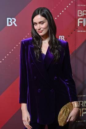 Gloria-Sophie Burkandt, Einzelbild,angeschnittenes Einzelmotiv, Halbfigur,halbe Figur. Roter Teppich,Red Carpet,Bayerischer Filmpreis 2024 am 24.01.2025 im Prinzregententheater in Muenchen.