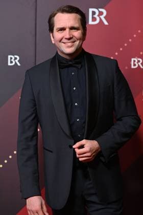 Pierre Kiewitt (Schauspieler), Einzelbild,angeschnittenes Einzelmotiv,Halbfigur,halbe Figur, Roter Teppich,Red Carpet,Bayerischer Filmpreis 2024 am 24.01.2025 im Prinzregententheater in Muenchen.