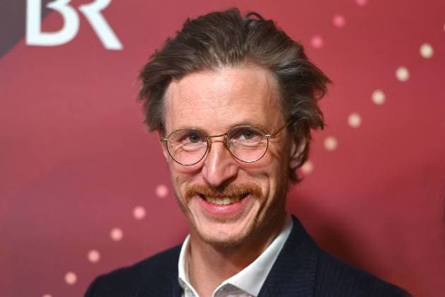 Golo Euler (Schauspieler), Einzelbild,angeschnittenes Einzelmotiv,Portraet,Portrait,Porträt Roter Teppich,Red Carpet,Bayerischer Filmpreis 2024 am 24.01.2025 im Prinzregententheater in Muenchen.