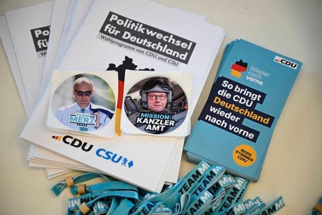 News Bilder des Tages CDU Kanzlerkandidat Friedrich Merz macht Wahlkampf 25.01.2025 Neuhof (Hessen) Wahlkampftour-Termin mit Friedrich Merz im Gemeindezentrum. Im Bild: CDU Merchandise-Artikel, Aufkleber Friedrich Merz. Neuhof Neuhof Hessen Germany *** CDU chancellor candidate Friedrich Merz campaigning 25 01 2025 Neuhof Hessen campaign tour appointment with Friedrich Merz in the community center In the picture CDU merchandise articles, stickers Friedrich Merz Neuhof Neuhof Hessen Germany