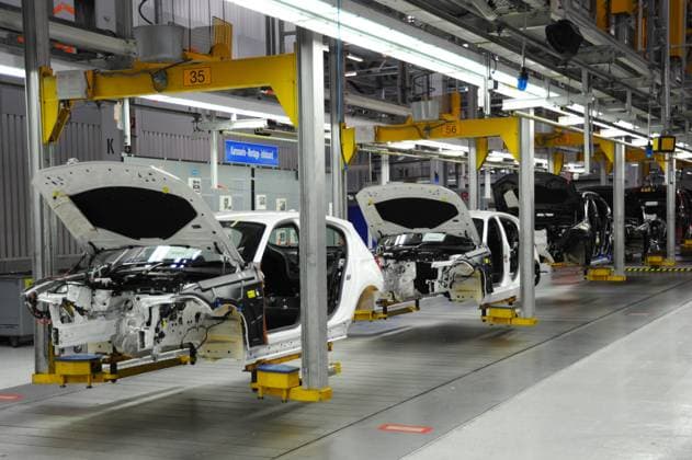 RECORD DATE NOTE STATED. Die deutsche Automobilindustrie zählt zu den umsatzstärksten Branchen des Landes. Aktuell herrscht Besorgnis über die Entwicklung in den USA wegen geplanter US-Strafzölle, insbesondere für PKW- bzw KFZ Neuwagen-Exporte in die Vereinigten Staaten. In einem Schreiben an den Kanzler schlagen IG-Metall und die Chefs von Bosch, Continental, Schaeffler und ZF Alarm. Sie warnen vor einer dramatischen Beschäftigungslage. Foto: Neuwagen-Produktion, Karosserie-Montage am Industriestandort Deutschland *** RECORD DATE NOTE STATED The German automotive industry is one of the countrys top-selling sectors There is currently concern about developments in the USA due to planned US punitive tariffs, particularly for new car ex