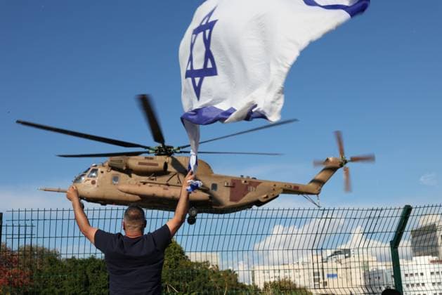 News Themen der Woche KW04 News Bilder des Tages People outside a hospital in the Tel Aviv suburb of Tel Aviv watch a helicopter bringing the released hostages, four female soldiers, in this January 25, 2025 file photo. They are the second group of hostages to be freed as part of a ceasefire between Israel and the Palestinian militant group in Israel after fighting in Gaza Strip since Nov. 2023, 94 hostages are still held in Gaza. (CTKxPhoto PavelxNemecek) CTKPhotoF202501250012001  CTKPhotoF202501250012001