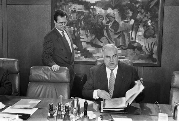 Deutschland, Bonn 01.12.1994 Archiv.: 51-02-09 Kabinettssitzung Foto: Bundeskanzler Helmut Kohl und Bundesaußenminister Klaus Kinkel Kabinettssitzung *** Germany, Bonn 01 12 1994 Archive 51 02 09 Cabinet meeting Photo Federal Chancellor Helmut Kohl and Federal Foreign Minister Klaus Kinkel Cabinet meeting