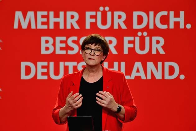 News Themen der Woche KW04 News Bilder des Tages 25.1.2025 Wahlkampf Wahlkampfveranstaltung der SPD mit Olaf Scholz, Lars Klingbeil und Saskia Esken in Wiesbaden. Saskia Esken während ihrer Rede auf der Bühne vor etwa 1200 Zuhörern Wiesbaden RMCC Hessen Deutschland *** 25 1 2025 Election campaign SPD election campaign event with Olaf Scholz, Lars Klingbeil and Saskia Esken in Wiesbaden Saskia Esken during her speech on stage in front of an audience of around 1200 Wiesbaden RMCC Hessen Germany